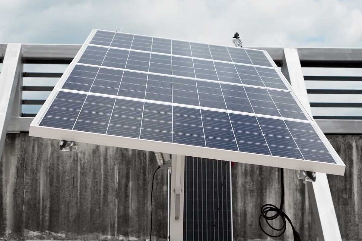 Un panneau solaire équipé d'un tracker.