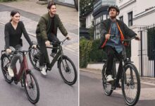 Des personnes font du vélo électrique.