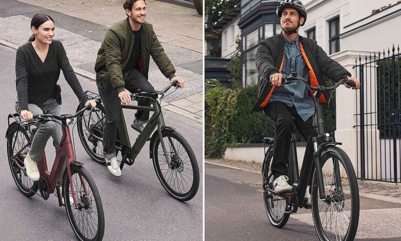Des personnes font du vélo électrique.