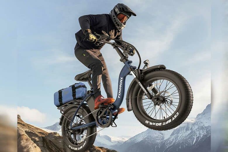 Un homme fait du vélo électrique hors des sentiers battus.