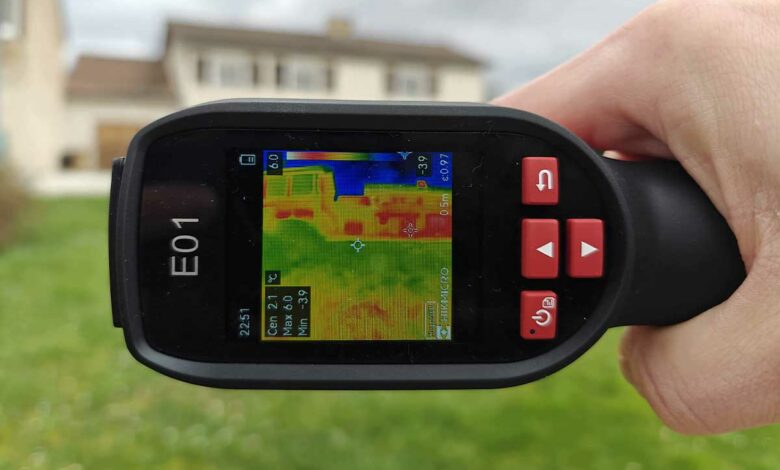 Une personne utilise une caméra thermique.
