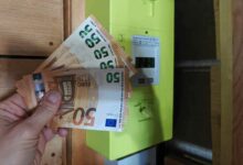 Un compteur Linky et une main tenant des billets.