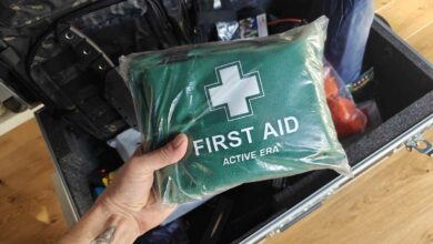 Un kit de premiers secours.