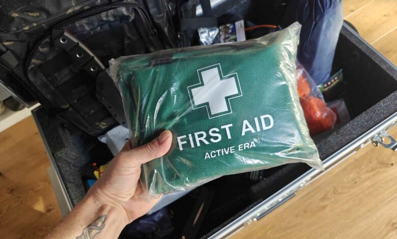 Un kit de premiers secours.
