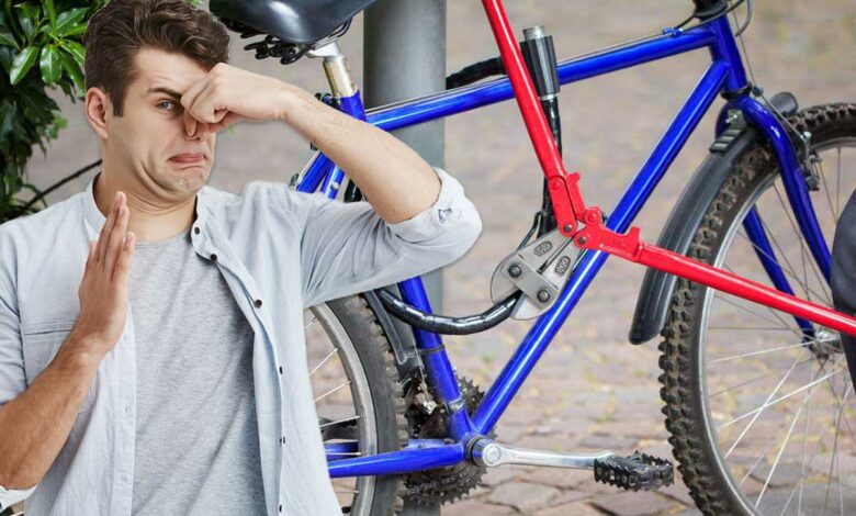 Une personne coupe un antivol de vélo avec un coupe-boulons.