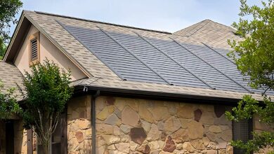 Une toiture en asphalte avec des bardeaux solaires.