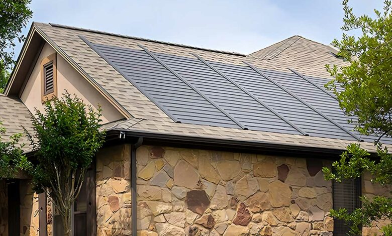 Une toiture en asphalte avec des bardeaux solaires.