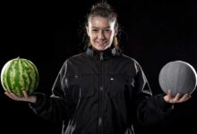Une femme tient deux pastèques dont une recouverte d'un revêtement résistant.
