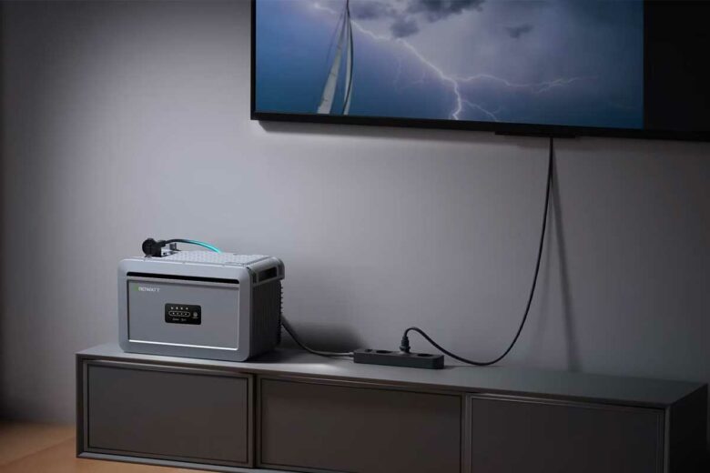 Une batterie alimente un appareil électroménager.