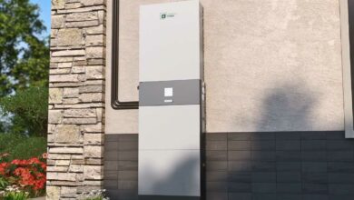Une batterie eForce de Fortress Power installée en extérieur.