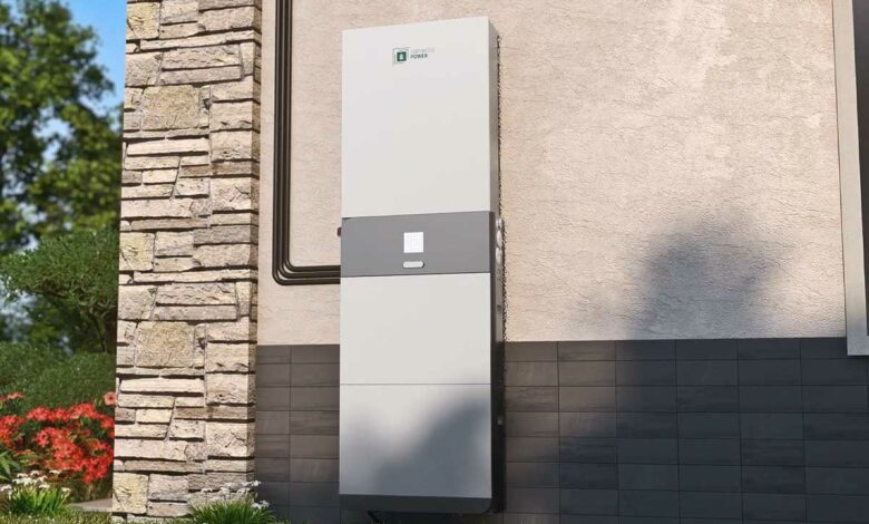 Une batterie eForce de Fortress Power installée en extérieur.