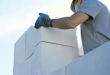 Pose de blocs de construction pour une maison.