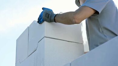 Pose de blocs de construction pour une maison.