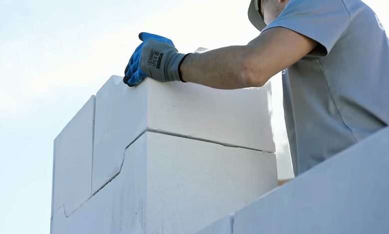 Pose de blocs de construction pour une maison.