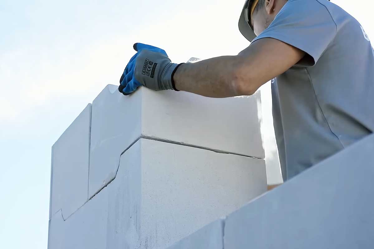 Pose de blocs de construction pour une maison.