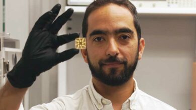 Le professeur Juan Pablo Correa-Baena et sa cellule solaire plus résistante à la chaleur.