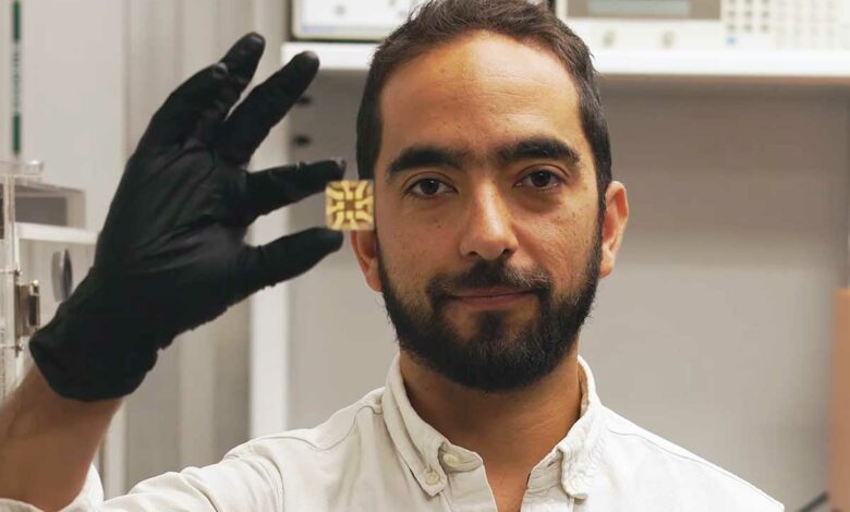 Le professeur Juan Pablo Correa-Baena et sa cellule solaire plus résistante à la chaleur.