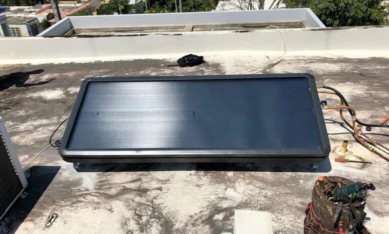 Un SUNPAD monté sur un toit plat.
