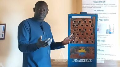 L'inventeur Didier Dinamou et son climatiseur en terre cuite.