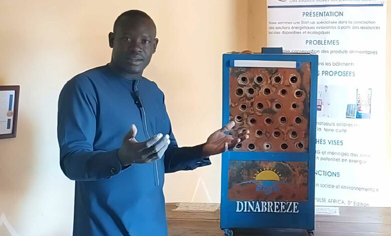L'inventeur Didier Dinamou et son climatiseur en terre cuite.