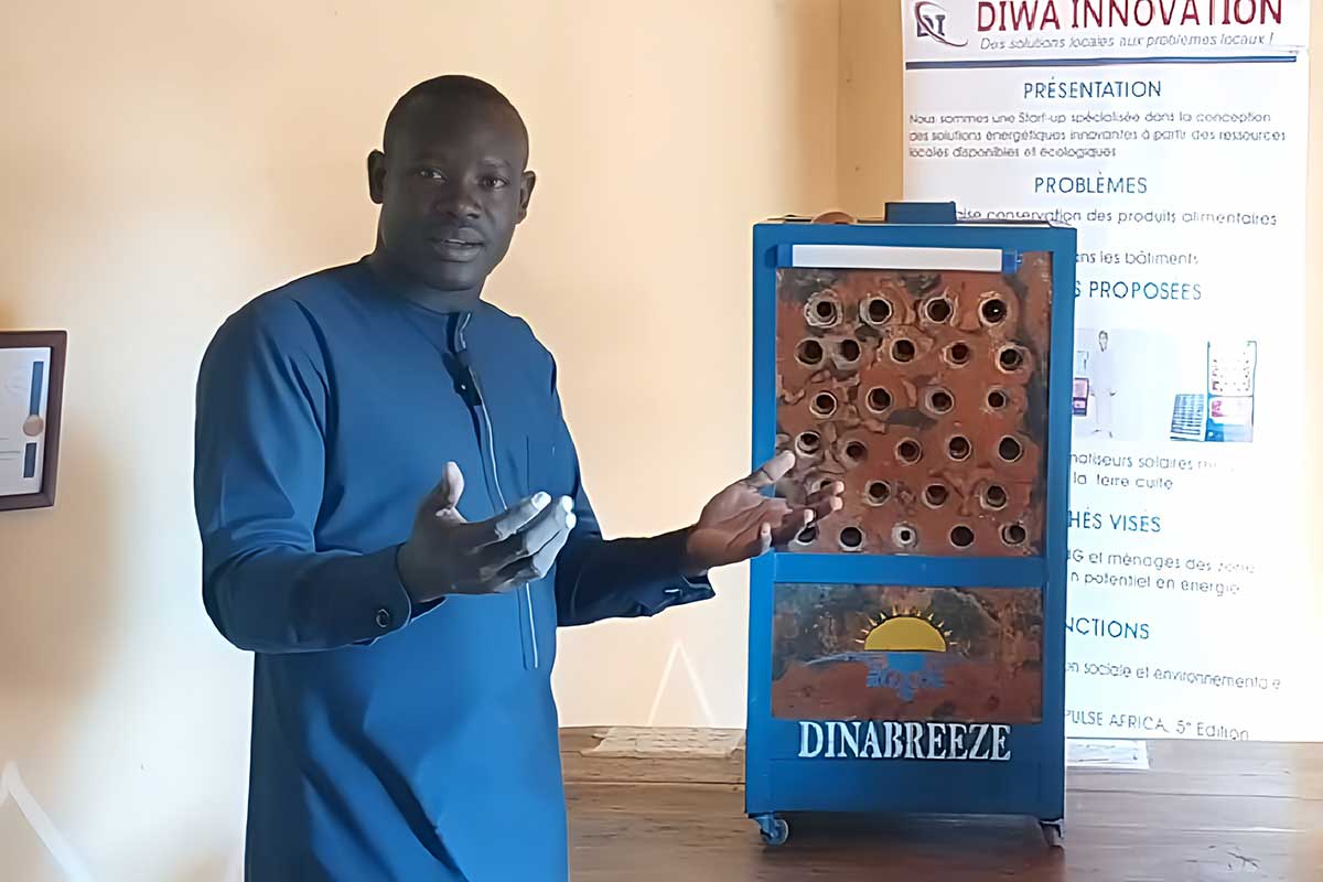 L'inventeur Didier Dinamou et son climatiseur en terre cuite.