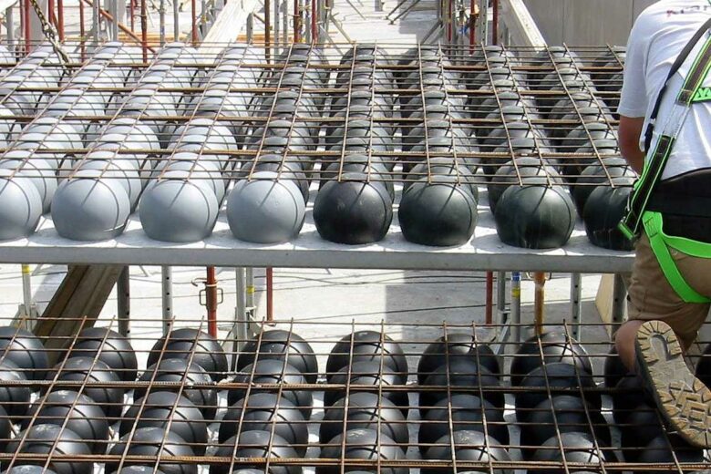 Des billes plastiques dans la structure d'une future dalle de béton.