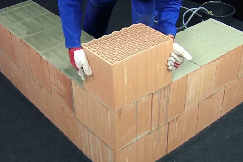 Montage d'un mur en briques.