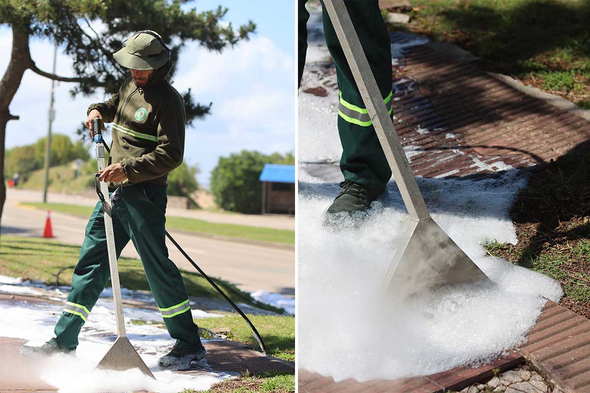 Un agent municipal désherbe avec le Foamstream.