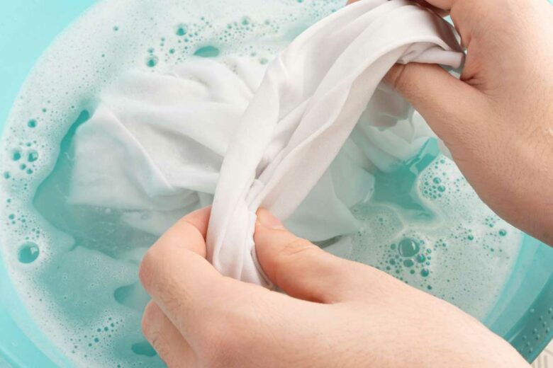 Lavage de linge à la main.
