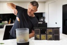 Un homme extrait son miel directement dans la machine.