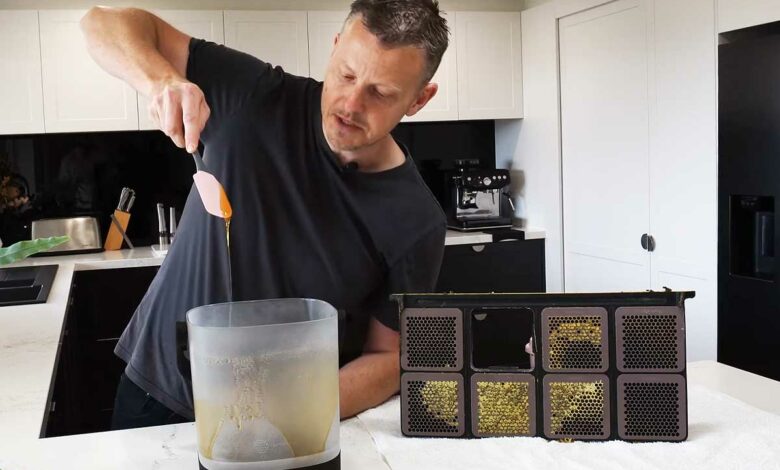 Un homme extrait son miel directement dans la machine.
