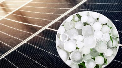 Des panneaux solaires et des grêlons.