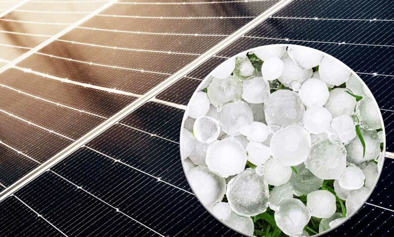 Des panneaux solaires et des grêlons.