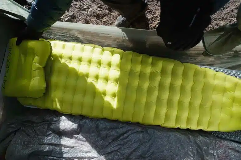 Un matelas gonflable installé dans une tente.