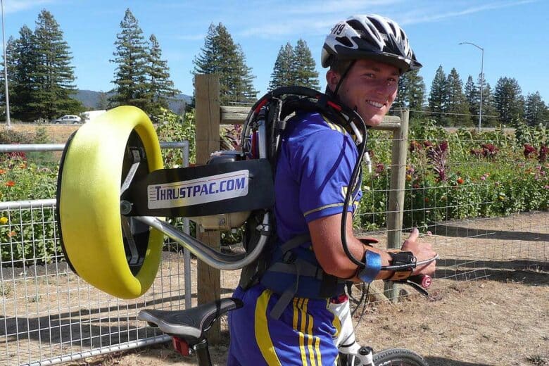Un cycliste porte un système de propulsion à hélice dérivé de l'aerothrust.