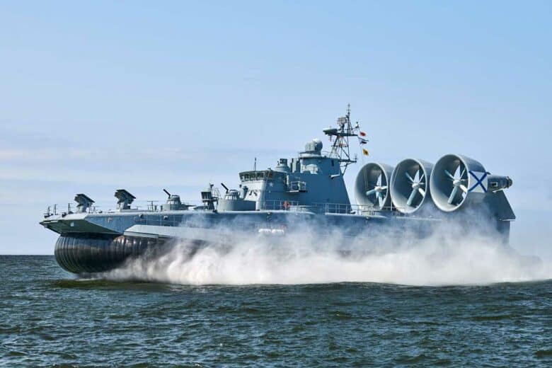 Une barge de débarquement militaire ZUBR.