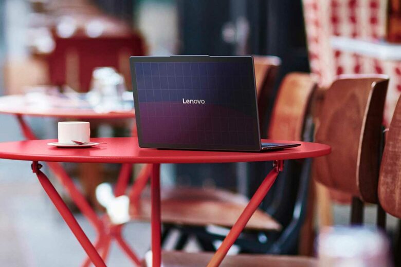 Un ordinateur portable équipé d'un panneau solaire.