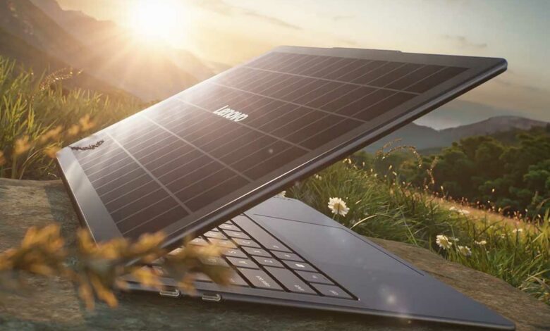Un ordinateur portable équipé d'un panneau solaire.