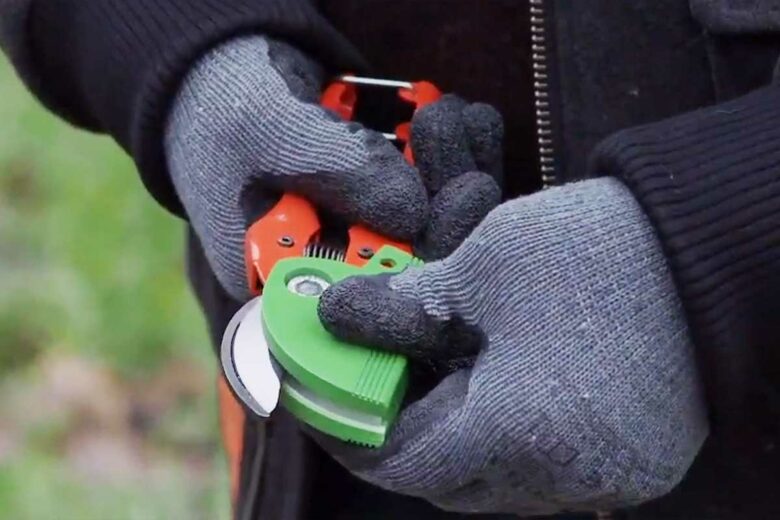 Installation du boitier désinfectant sur le sécateur.