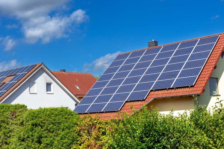 Une toiture recouverte de panneaux solkaires.