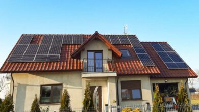 Une maison équipée de panneaux solaires sur son toit.