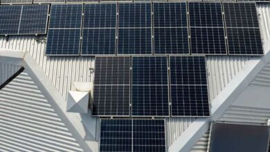 Une installation solaire sur un toit.