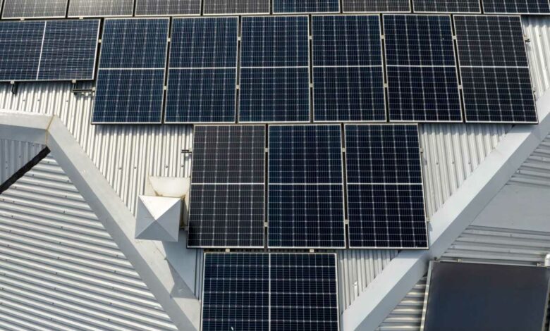 Une installation solaire sur un toit.