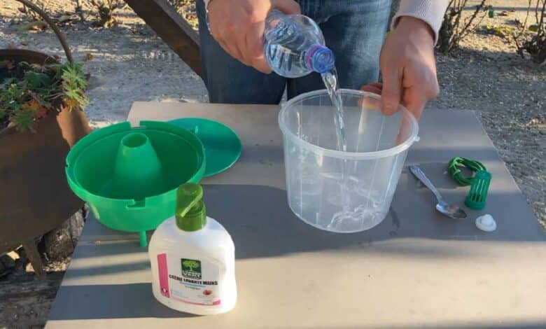 L'invention d'un piège à phéromones pour capturer les chenilles processionnaires.