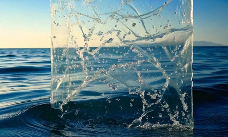 Un film plastique qui se dissout avec l'eau de mer.