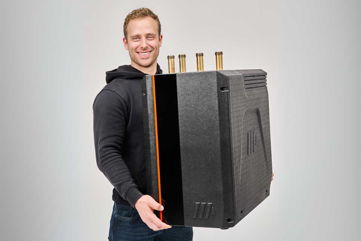 Un homme porte un module de pompe à chaleur hybride.