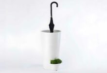 Un porte-parapluie avec un pot à sa base.