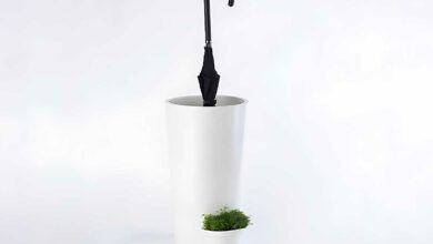 Un porte-parapluie avec un pot à sa base.