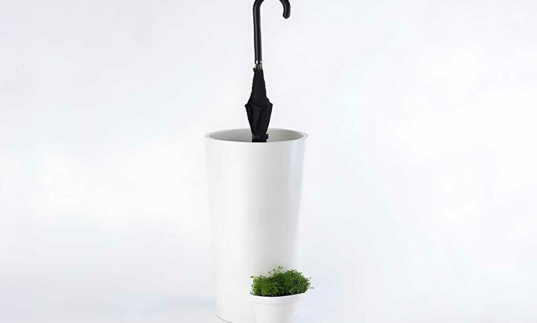 Un porte-parapluie avec un pot à sa base.