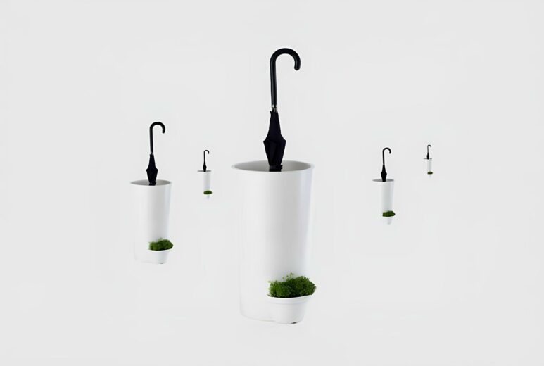 Un porte-parapluie en céramique comme objet d'art.